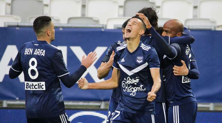 Remi Oudin (Bordeaux) nhận một đường chuyền tốt trong vòng cấm và sút bóng trái phá vào phía trong cột dọc bên trái. Một pha dứt điểm lạnh lùng!