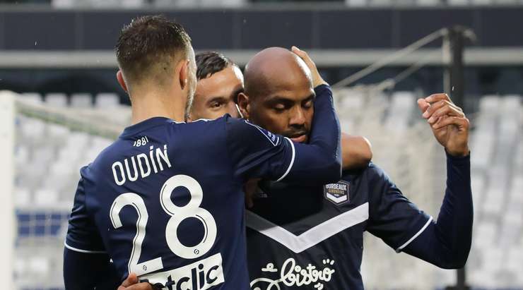 Vào! Baptiste Reynet đã chạm được những đầu ngón tay vào bóng sau cú sút của Jimmy Briand (Bordeaux), nhưng chừng đó thôi không đủ ngăn trái bóng đi vào góc thấp bên trái khung thành.