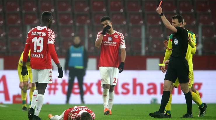 Một pha phạm lỗi của Ondrej Duda (Köln) dẫn đến chiếc thẻ vàng và vì nó là chiếc thứ hai ngày hôm nay, anh ấy cũng phải nhận chiếc thẻ đỏ và bị đuổi bởi trọng tài Felix Zwayer.