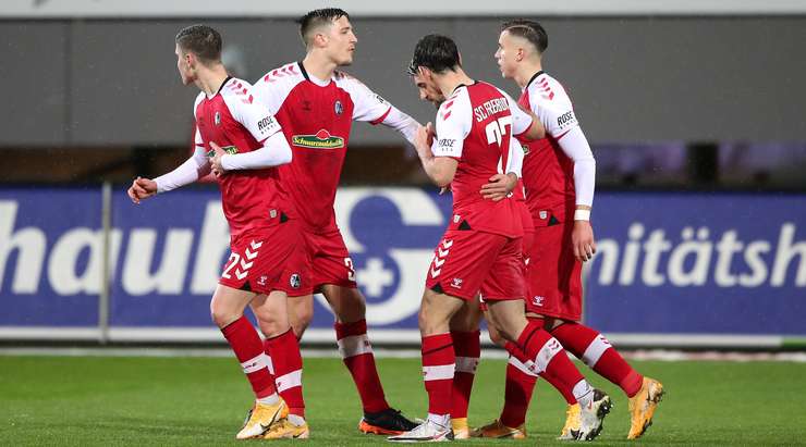 Vào! Vincenzo Grifo (Freiburg) sút bóng vào góc thấp bên trái khung thành, vượt qua tầm với của Stefan Ortega dù thủ môn đã đổ người hết cỡ.