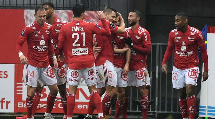Một khoảnh khắc đẹp mắt! Franck Honorat (Brest) lấy bóng và tung một cú sút mạnh từ xa. Đó là một quyết định sáng suốt và pha dứt điểm vừa rồi đã đi thẳng vào góc cao bên phải khung thành. Thủ môn Predrag Rajkovic chỉ có thể lắc đầu trong tuyệt vọng! Tỉ số đã được nâng lên 1:0.