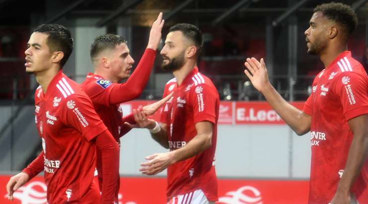Vào! Steve Mounie (Brest) sút bóng bật ra đi chìm vào chính giữa khung thành sau khi bóng đến chỗ anh ấy trong vòng cấm. Tỉ số là 2:1.