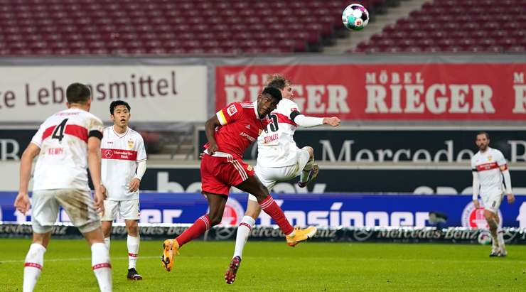 Taiwo Awoniyi (Union Berlin) ghi bàn từ một vị trí khó. Anh ấy bật cao để đón quả tạt và đánh đầu hiểm hóc vào phía trong cột dọc bên phải. Một pha dứt điểm xuất sắc.