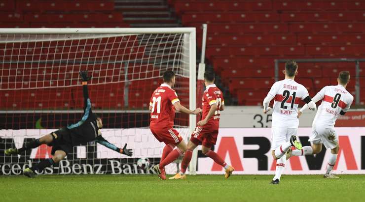 Sasa Kalajdzic (VfB Stuttgart) chuyển hóa quả tạt sắc bén của đồng đội bằng một cú sút chìm hiểm hóc vào góc thấp bên phải khung thành! Một pha dứt điểm xuất sắc!