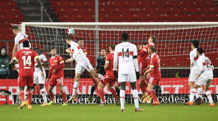 Bóng đã nằm gọn trong lưới! Sasa Kalajdzic (VfB Stuttgart) ghi tên mình lên bảng tỉ số sau khi chuyển hóa thành công cơ hội từ quả phạt góc. Cầu thủ này có khoảng trống trong vòng cấm và bật cao đánh đầu một cách hoàn hảo vào sát mé trong cột dọc bên trái. Tỉ số là: 1:2!