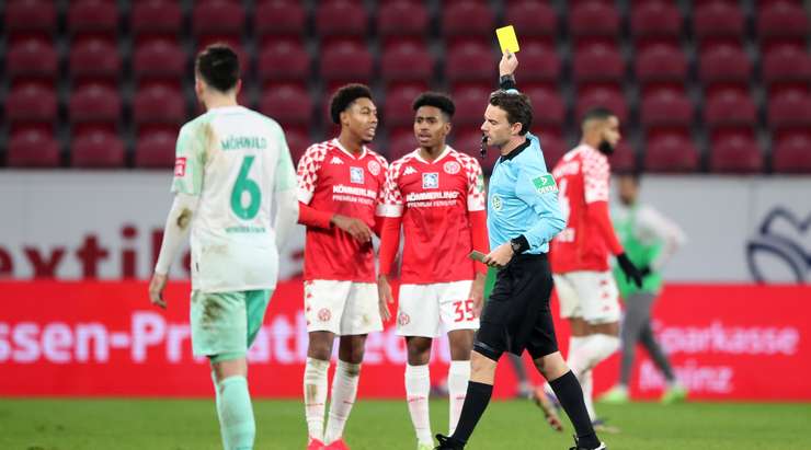 Guido Winkmann rút ra một chiếc thẻ vàng dành cho Leandro Barreiro Martins (Mainz) vì pha tắc bóng thô bạo.