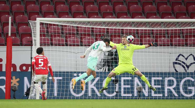 Tahith Chong trình diễn kĩ thuật xuất sắc của mình và treo một đường bóng bổng đẹp mắt vào trong vòng cấm , nơi Eren Dinkci (Werder Bremen) đón bóng và ghi tên lên bảng điện tử với một cú đánh đầu chuẩn xác vào sát mé trong cột dọc bên phải. Tỉ số là 0:1.