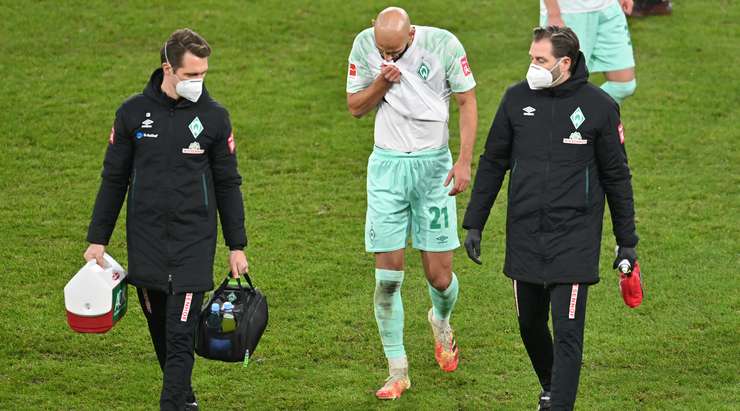 Omer Toprak (Werder Bremen) đang nhờ sự trợ giúp y tế sau khi anh bị đau trong một pha va chạm trước đó.