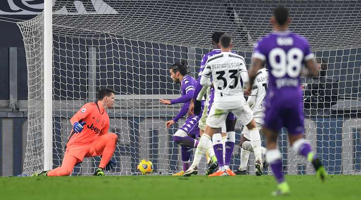 Vào! Martin Caceres (Fiorentina) sút bóng thành bàn từ cự li rất gần sau khi đón một đường chuyền. Kiến tạo bởi Cristiano Biraghi. Tỉ số là 0:3.