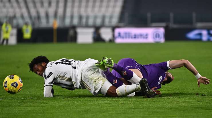 Đã có quyết định từ hệ thống VAR. Trọng tài Federico La Penna rút ra một chiếc THẺ ĐỎ và Juan Cuadrado (Juventus) đã có thể rời sân để đi tắm sớm!