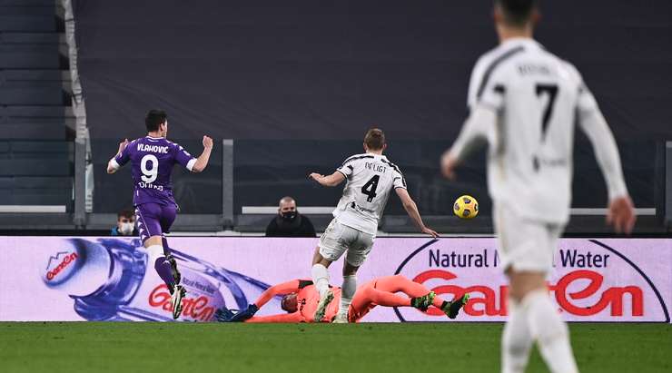Vào! Dusan Vlahovic (Fiorentina) lấy bóng trong vòng cấm, nhìn thấy thủ môn ra khỏi vạch cầu môn và bấm bóng qua đầu anh ấy và đi vào lưới. 0:1.