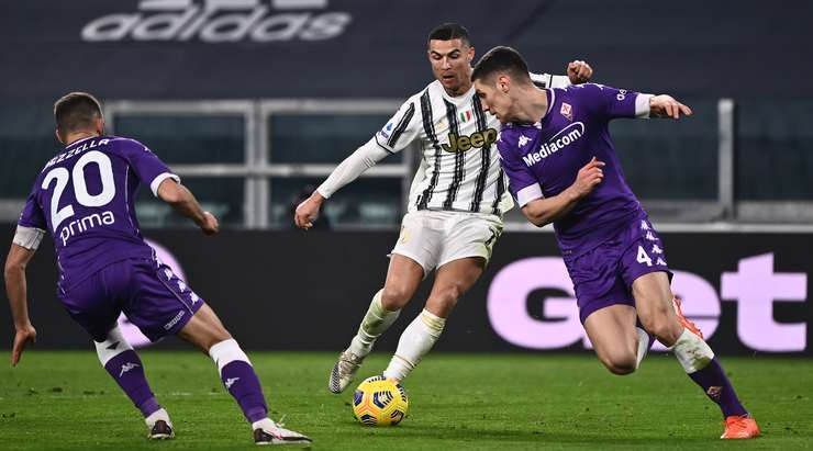 Cristiano Ronaldo (Juventus) có một tình huống đột phá rất tốt, nhưng anh lại thiếu chính xác trong pha dứt điểm. Cú sút cận thành của anh ấy đã đi chệch cột dọc bên trái trong gang tấc. Bóng đã đi hết đường biên ngang và Fiorentina sẽ có một quả phát bóng lên.