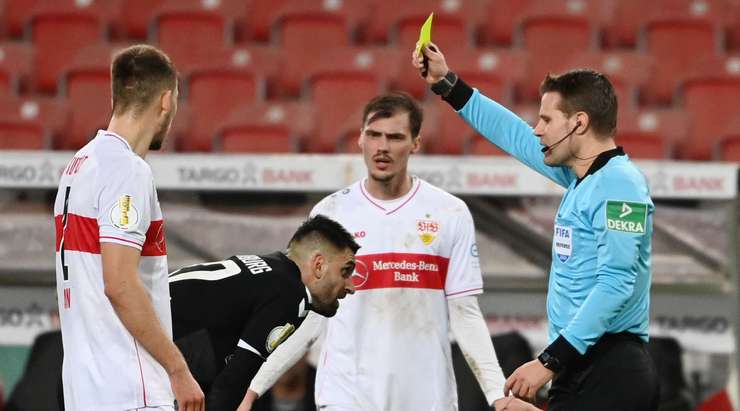 Vincenzo Grifo (Freiburg) phải nhận một chiếc thẻ vàng hoàn toàn xứng đáng.