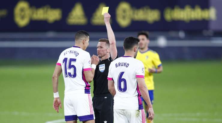 Jawad El Yamiq (Valladolid) bị phạt thẻ sau khi làm ngã đối phương. Trọng tài Alejandro Hernandez đã có một quyết định dễ dàng.