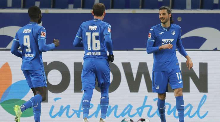 Một đường chuyền bổng hoàn hảo từ Christoph Baumgartner tìm đến Florian Grillitsch (Hoffenheim), người đã nhảy cao nhất và đánh đầu từ cự li gần vào góc phải khung thành. Pha dứt điểm có lực và đủ chính xác để hoàn toàn loại bỏ thủ môn Rafal Gikiewicz. Tỉ số bây giờ là: 1:0.