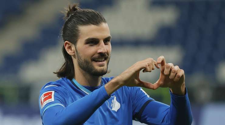 Florian Grillitsch (Hoffenheim) nhận bóng tại rìa vòng cấm và anh ghi một bàn thắng đầy ma thuật với cú sút chuẩn xác hiểm hóc về phía bên trái khung thành!