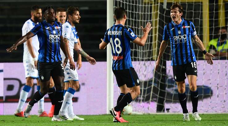 Robin Gosens nhồi bóng cho Marten de Roon (Atalanta), người đón đường chuyền của anh ở trong vòng cấm và ra chân rất nhanh vào góc phải khung thành! Thủ môn đã không thể làm gì được. 2:1!
