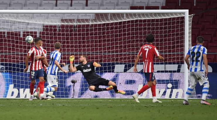 Đó là một bàn phản lưới nhà! Hector Herrera (Atl. Madrid) đã tự đưa bóng vào chính khung thành của đội mình!