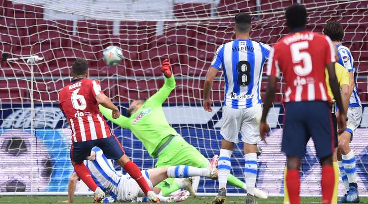 Vào! Koke (Atl. Madrid) đã có mặt đúng lúc đúng chỗ để chộp lấy bóng bật ra trong vòng cấm, và anh ấy sút bóng thành bàn. Tỉ số là 1:0.