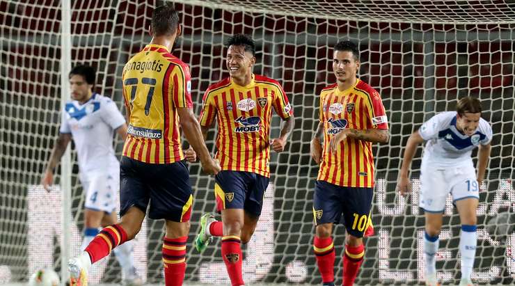 Vào 2:0! Gianluca Lapadula (Lecce) đệm bóng thành bàn từ cự li gần sau khi bóng bật ra tới hướng di chuyển của anh ấy.