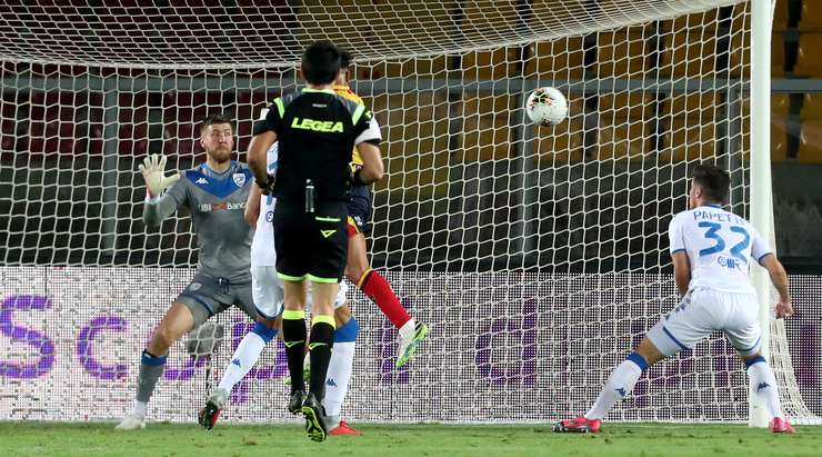 Đường treo bóng từ quả đá phạt tìm đến đầu của Gianluca Lapadula (Lecce), và anh đã bật cao đánh đầu hiểm hóc vào góc thấp bên phải khung thành.