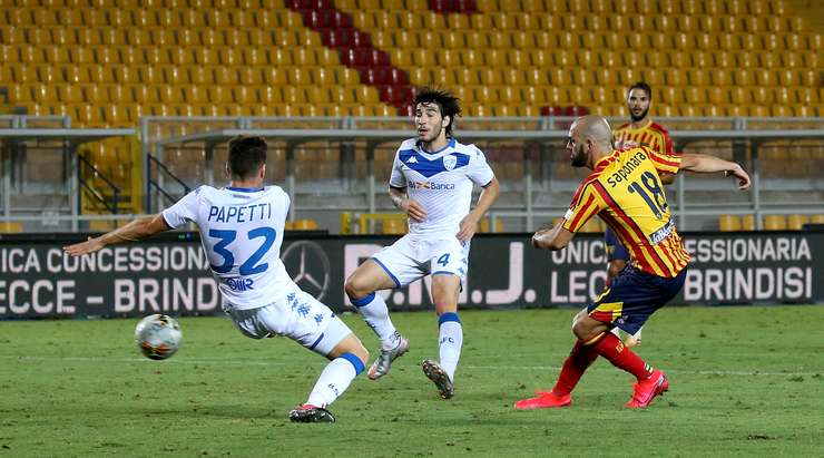 Riccardo Saponara (Lecce) khống chế bóng gọn gàng từ một đường chuyền sắc bén tại rìa vòng cấm và tung cú sút căng vào vào góc thấp bên trái khung thành, theo một phong cách đã thành thương hiệu của anh.