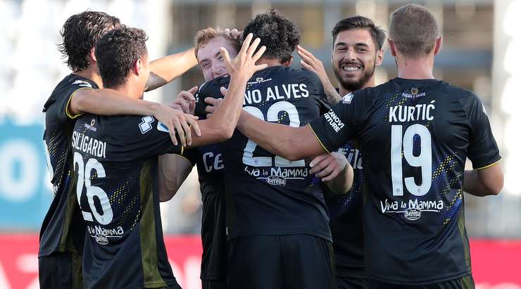 Vào! Tình huống phối hợp nhịp nhàng ở ngoài rìa vòng cấm với Luca Siligardi mở ra cho Dejan Kulusevski (Parma) một cơ hội ghi bàn mười mươi. Anh không làm đồng đội thất vọng khi đánh bại thủ môn đối phương với một cú sút đi thẳng vào góc cao bên phải khung thành. Tỉ số là 1:2.