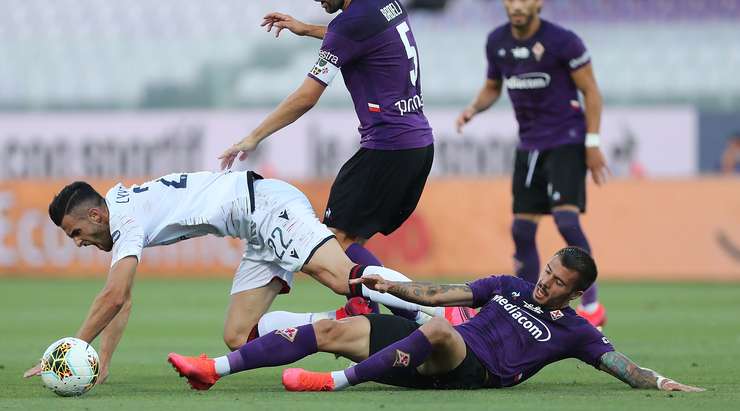Lorenzo Venuti (Fiorentina) có pha phạm lỗi thô bạo và Gianluca Manganiello thổi phạt. Một quả đá phạt dành cho Cagliari.