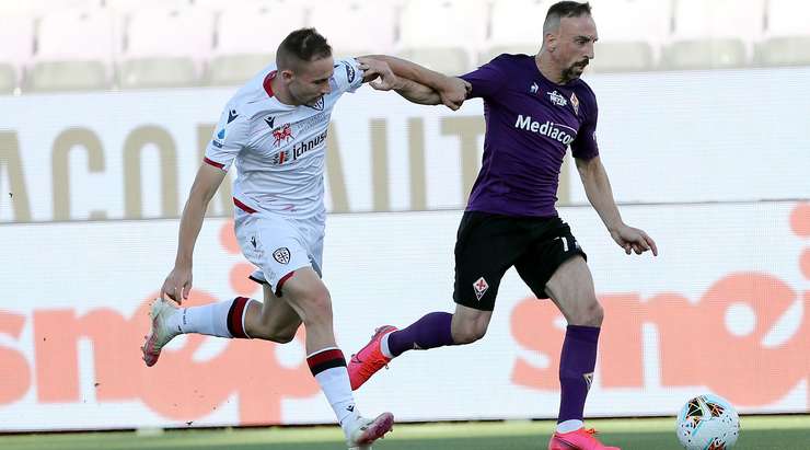 Gianluca Manganiello thổi phạt. Marko Rog (Cagliari) đã phạm lỗi khi anh ấy quá máu lửa trong pha tranh bóng vừa rồi. Một tình huống khác dẫn đến quả phạt trực tiếp cho Fiorentina.