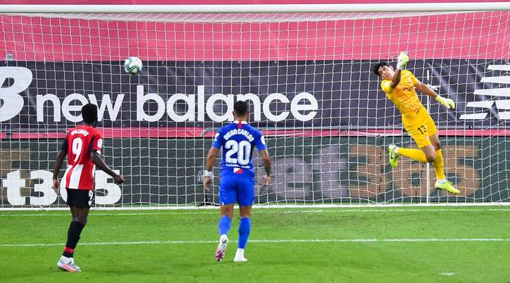 Hãy ngả mũ thán phục! Ander Capa (Ath Bilbao) ghi một bàn thắng sấm sét từ ngoài vòng cấm, cú sút căng như kẻ chỉ của anh đi rất hiểm hóc vào góc cao bên trái. Thủ môn đã đứng hình!
