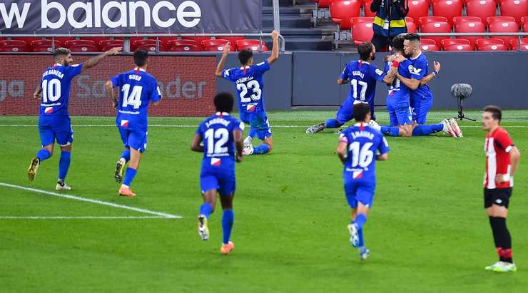 Vào rồi! Ever Banega thể hiện khả năng bao quát trận đấu bằng một đường chuyền dài vào đúng đà di chuyển của Munir El Haddadi (Sevilla), người đã đánh đầu chuẩn không cần chỉnh từ cự ly gần vào góc phải khung thành. Tỉ số là 1:2.
