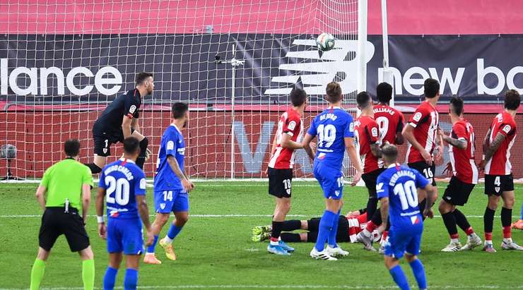 Ever Banega (Sevilla) thực hiện quả đá phạt từ rìa vòng cấm và ghi một bàn thắng tuyệt đẹp! Cú cứa lòng vẽ một đường cong hoàn hảo, đưa bóng vượt qua hàng rào trước khi nằm gọn trong khung thành.