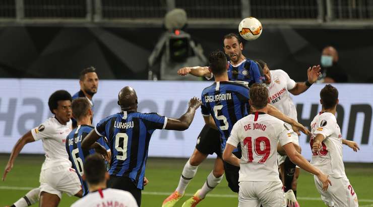 Một quả đá phạt được thực hiện hoàn hảo! Marcelo Brozovic treo bóng vào, Diego Godin (Inter) bật cao nhất gần chấm phạt đền và tung một cú đánh đầu tuyệt vời đi vào phía trong cột dọc bên trái. Tỉ số là 2:2.