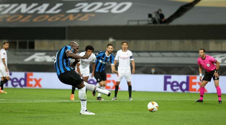 Vào! Romelu Lukaku (Inter) sút bóng vào góc thấp bên trái khung thành, vượt qua tầm với của Bono dù thủ môn đã đổ người hết cỡ.