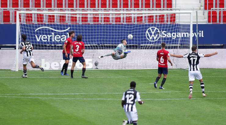 Vào! Gonzalo Melero (Levante) thể hiện sự nhạy bén của mình trong vòng cấm khi anh ấy đón một đường chuyền thông minh từ đồng đội và tung cú sút một chạm làm tung nóc lưới. Jose Morales là người đã kiến tạo bàn thắng. Tỉ số là 1:1.