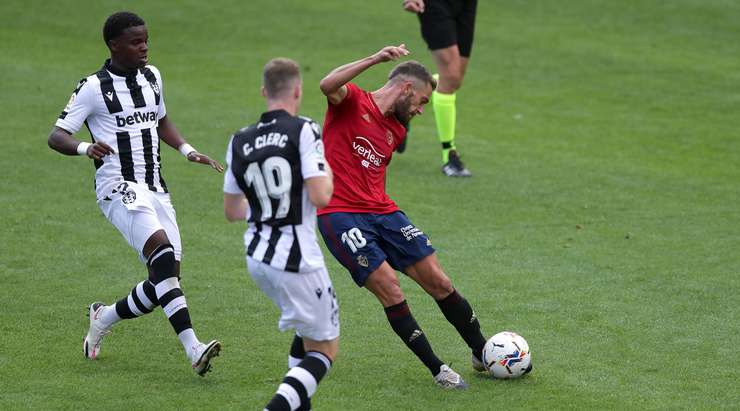 Roberto Torres (Osasuna) xâm nhập vòng cấm trước khi nhận một đường chuyền tuyệt vời của đồng đội và tung một cú sút chuẩn xác để đánh bại thủ môn. Quả bóng bay vào góc thấp bên trái khung thành.