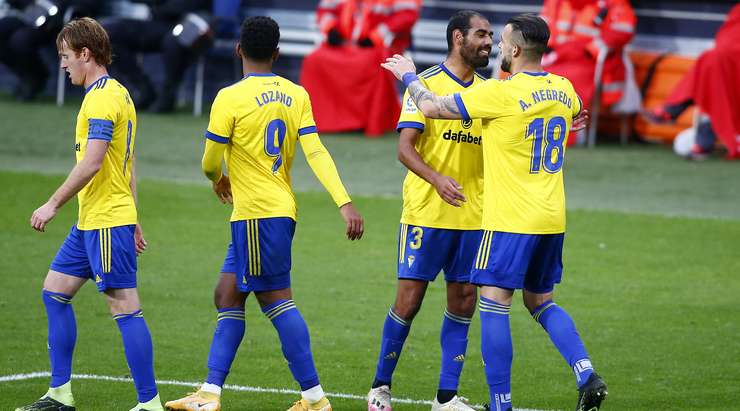 Vào! Alvaro Negredo (Cadiz) thể hiện sự nhạy bén của mình trong vòng cấm khi anh ấy đón một đường chuyền thông minh từ đồng đội và tung cú sút một chạm vào sát phía trong cột dọc bên phải. Anthony Lozano là người đã kiến tạo bàn thắng. Tỉ số là 3:1.