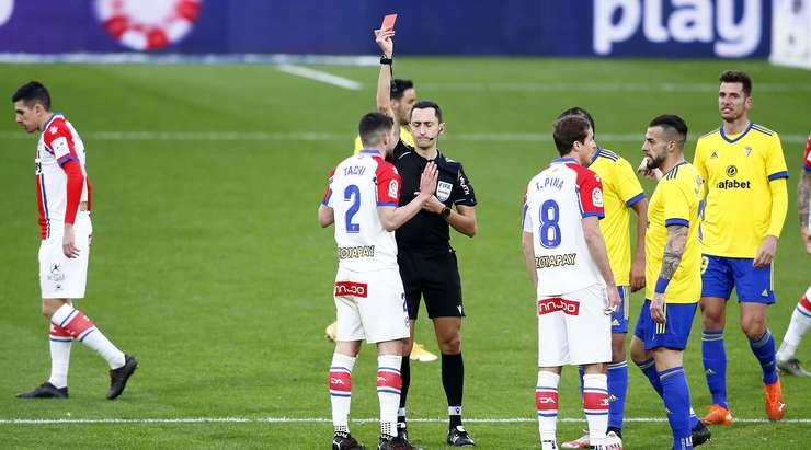 Alberto Rodriguez (Alaves) có một pha phạm lỗi tồi và nhận chiếc thẻ vàng thứ hai và điều đó có nghĩa là anh ấy bị đuổi.