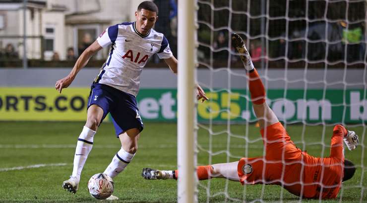 Vào! Carlos (Tottenham) khống chế đẹp mắt một đường chuyền hơi mạnh của Dele Alli ở một vị trí bên trong vòng cấm. Anh chạy cắt mặt một hậu vệ đối phương và ghi bàn bằng một cú sút chìm vào chính giữa khung thành. Tỉ số là 0:1.