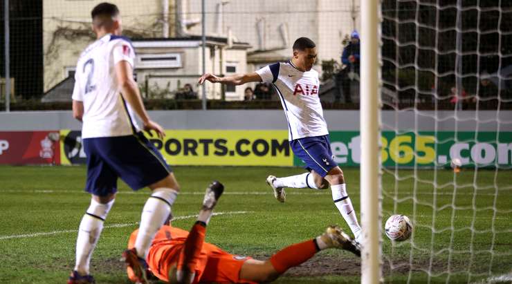 Vào! Carlos (Tottenham) đã có mặt đúng lúc đúng chỗ để lấy bóng bật ra trong vòng cấm, và anh ấy sút bóng đi chìm vào chính giữa mành lưới. Tỉ số là 0:2.