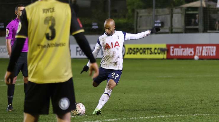 Lucas (Tottenham) vừa thực hiện quả đá phạt một cách tuyệt vời. Cú sút thẳng của anh đã không cho thủ môn bất cứ cơ hội cản phá nào.