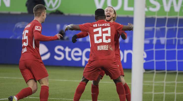 Vào! Emil Forsberg chuyền bóng đến chân của Nordi Mukiele (RB Leipzig), người đứng trước mành lưới trống và không gặp khó khăn đệm bóng vào khung thành. 0:1.