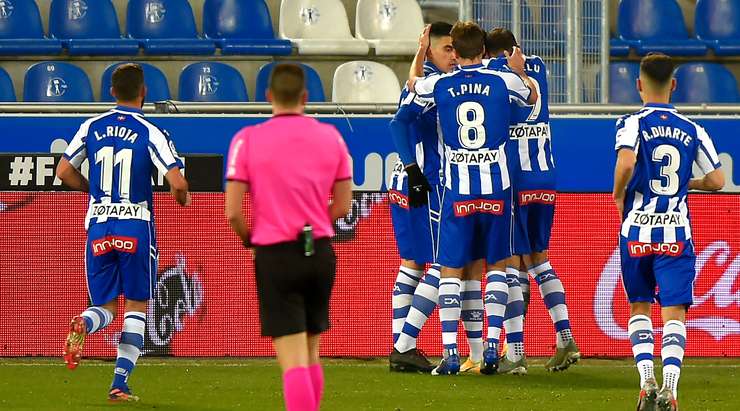 VÀÀO! Edgar Mendez (Alaves) bật cao sau tình huống ném biên dài và đánh đầu tầm gần, hạ gục thủ môn Bono. Tỉ số hiện đã là 1:1.