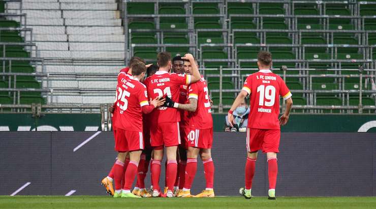 Sheraldo Becker (Union Berlin) nhận đường chuyền từ đồng đội và anh không hề do dự tung một cú sút chìm không thể cản phá vào góc thấp bên phải khung thành.