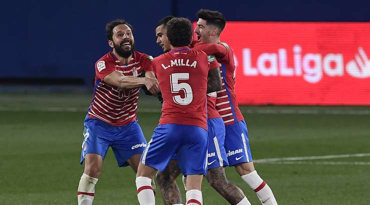 Vào! Kenedy (Granada CF) đã không do dự tung cú sút ngay ngoài vòng cấm. Đó là một cú sút căng tuyệt đẹp vào góc cao bên trái khung thành, đánh bại thủ môn đối phương.