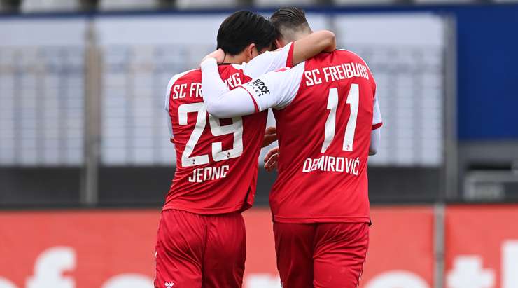 Vào! Ermedin Demirovic (Freiburg) nhận bóng trong vòng cấm ở một vị trí rất thuận lợi và dứt điểm. Cú sút của anh đổi hướng khi chạm vào một cầu thủ đối phương, khiến thủ môn Gregor Kobel bó tay. Tỉ số đã được nâng lên 1:1.