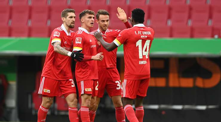 Marcus Ingvartsen (Union Berlin) ghi bàn! Anh ấy đón một đường chuyền của đồng đội và tung một cú sút hoàn hảo từ rìa vòng cấm, đi vào góc thấp bên phải khung thành, vượt quá tầm với của thủ môn.