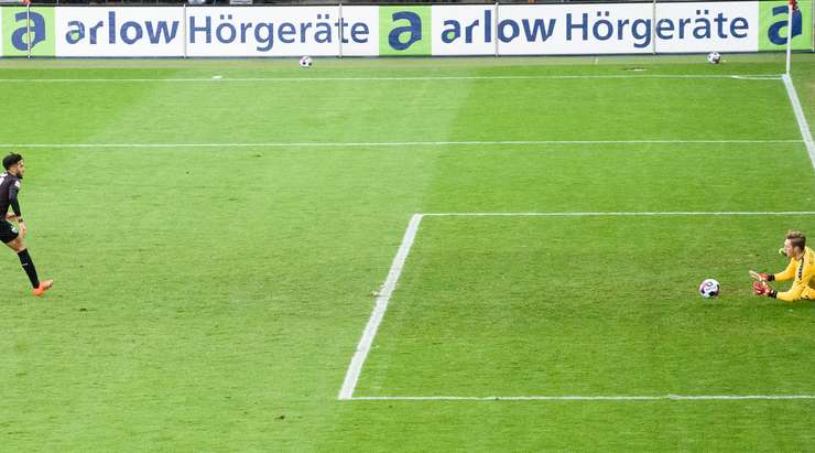 Nicolas Gonzalez (VfB Stuttgart) đặt bóng tại chấm phạt đền và tung cú sút vào góc phải phía dưới. Pha dứt điểm của anh không đủ lực và thủ môn Florian Muller đã kịp đổ người phá bóng ra ngoài với một tình huống cứu thua xuất sắc.