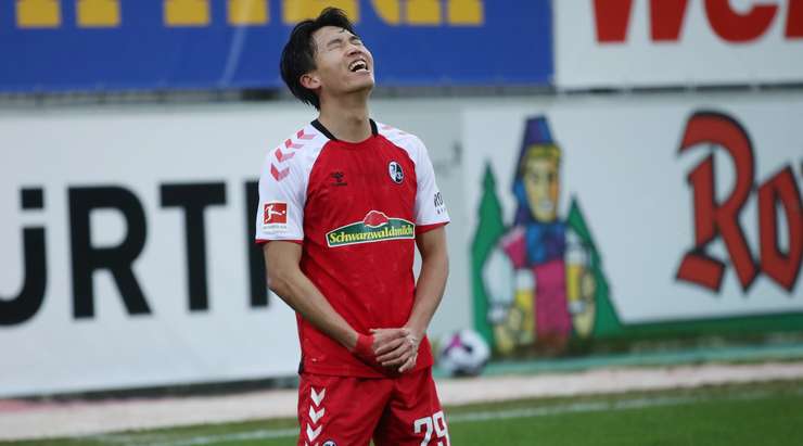 Vào! Sau khi nhận một đường chuyền tốt, Woo-Yeong Jeong (Freiburg) tung một cú sút nhanh vào chính giữa khung thành, nhưng trước sự ngạc nhiên của tất cả mọi người, bóng đi qua vạch vôi. Đây là một ví dụ về việc thủ môn phá team.