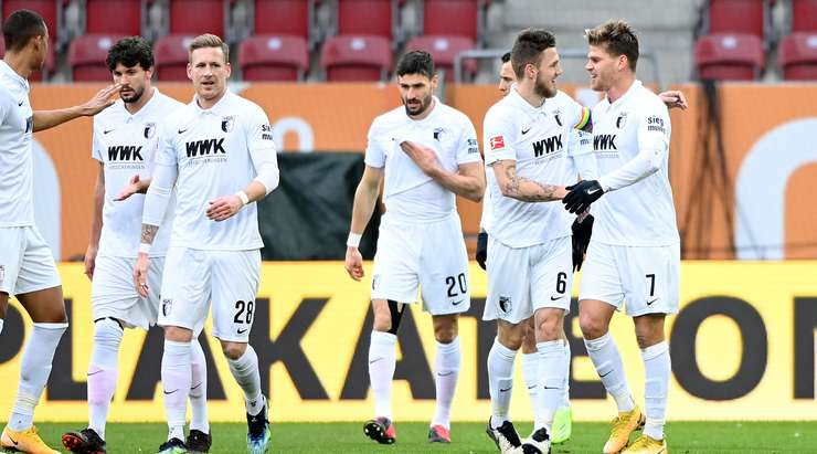 Florian Niederlechner (Augsburg) nhận một đường chuyền thú vị bên trong vòng cấm và anh tung một cú sút chìm chuẩn xác vào góc thấp bên trái khung thành. Một pha dứt điểm hiểm hóc!